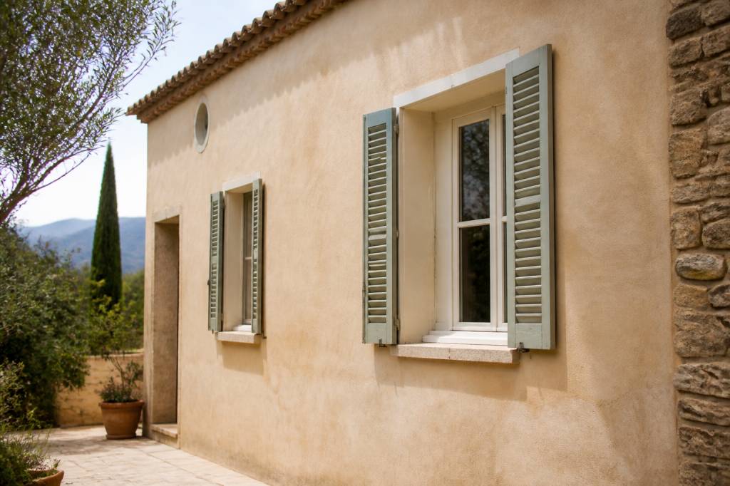 Enduits à la chaux en Provence : techniques, avantages et erreurs à éviter pour rénover une façade durablement